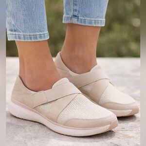 Olukai Mikilua Kako’o Women's Beige Pink Leather Slip On Strap Sneakers Size 10